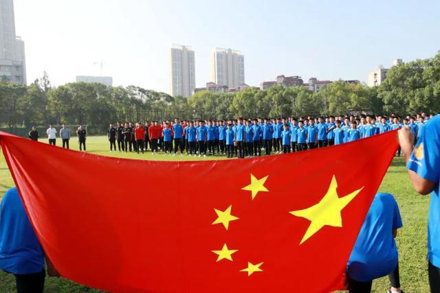 大白兔奶糖里的“透明纸”是否真的能吃？看完别吓着，我们都错了
